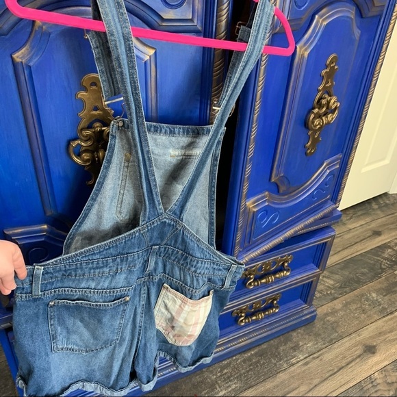 Vintage L.E.I . Junior's XL Patched Overall Shorts - Picture 3 of 4